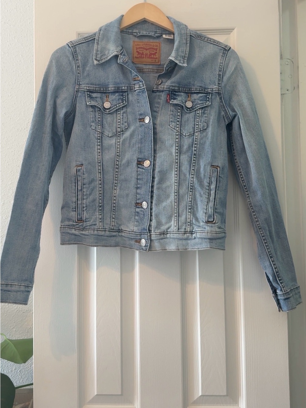 Levi’s Denim Jacket – Size Small